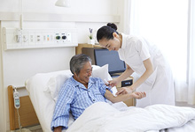 病院で手当てを受けている様子